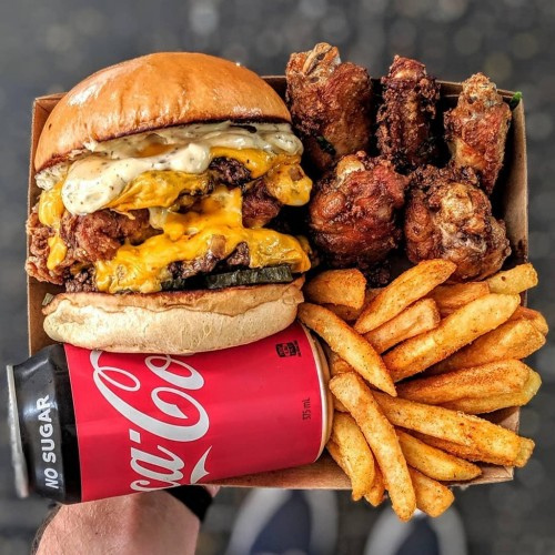 Ham Burger Combo: Ham Burger + 4 wings + Fries + Cola